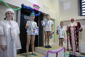 Соревнования по плаванию на призы Деда Мороза прошли в Великих Луках (ФОТО)