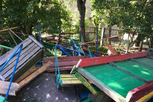 От качелей к горкам — игровые площадки Великих Лук терпят новые потери (ФОТО)