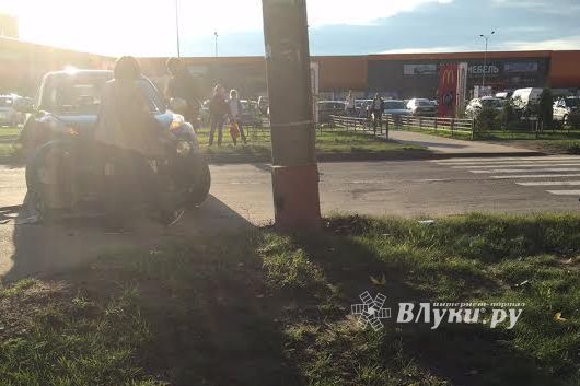 В Великих Луках девушка-водитель врезалась в столб (фото) 