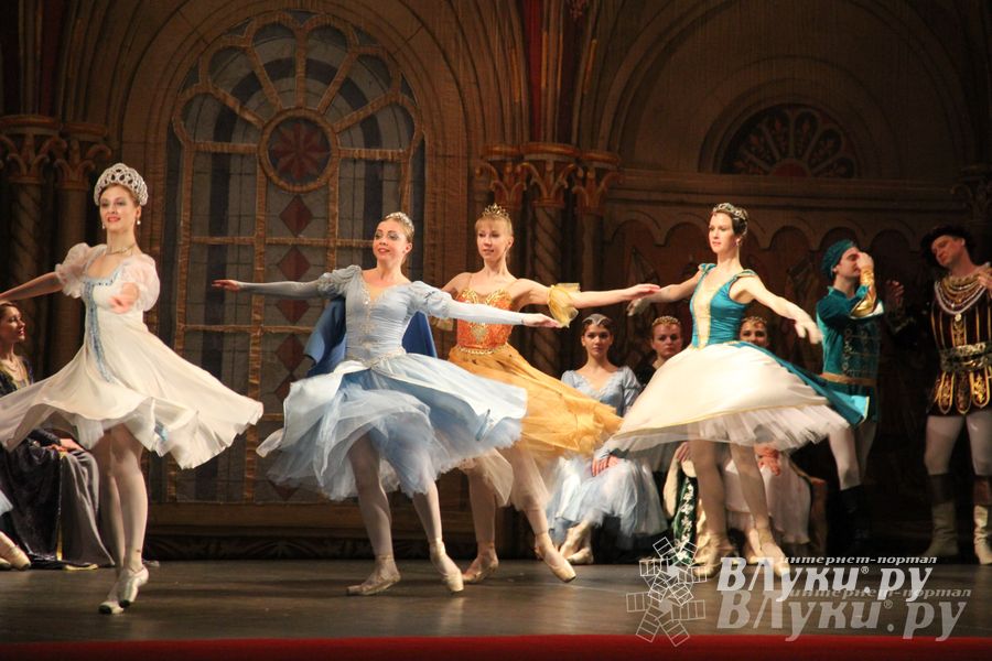 Московский театр «Корона Русского Балета» представил великолучанам балет «Лебединое озеро»