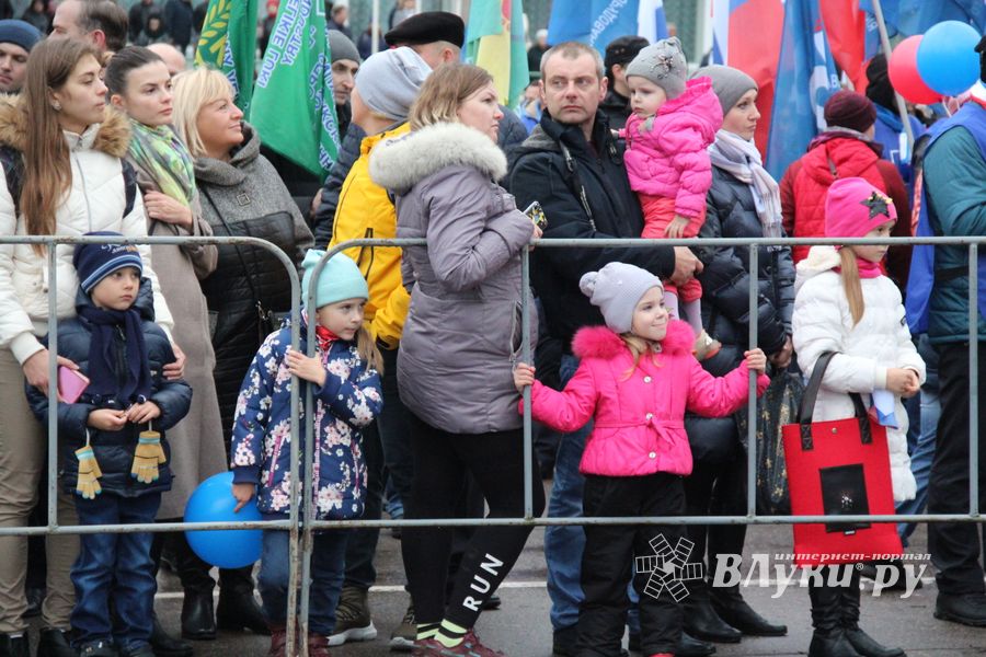 Митинг и праздничные гуляния в Великих Луках (ФОТО)