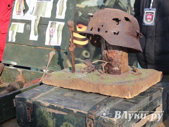 Великолучанам показывают армейскую технику и кормят кашей (6+) (ФОТО)