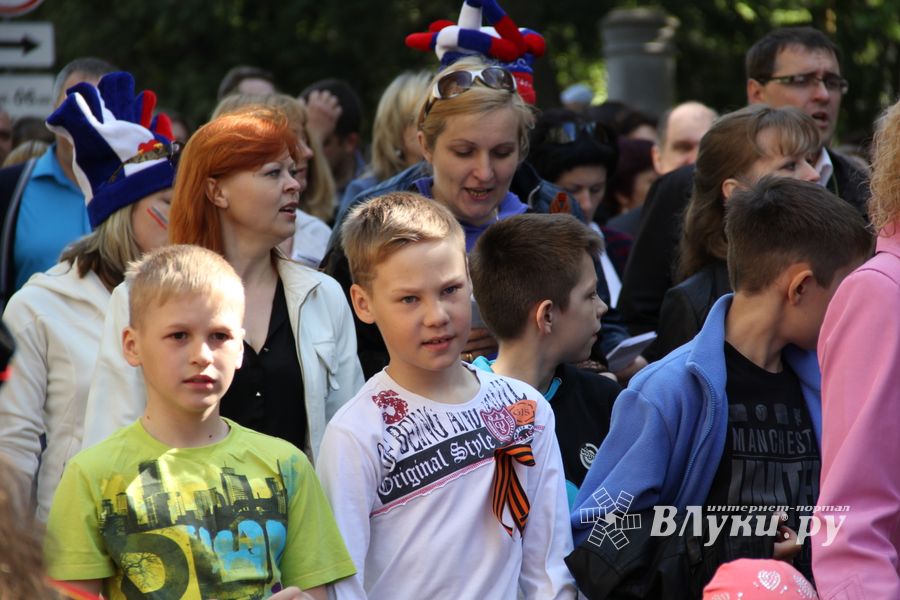 9 мая в Великих Луках. Шествие и салют