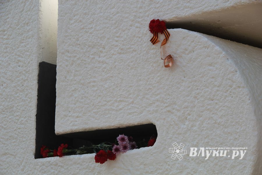 9 мая в Великих Луках. Шествие и салют