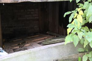 Фотофакт: Горелые сараи в центре Великих Лук превращаются в свалку (фото)