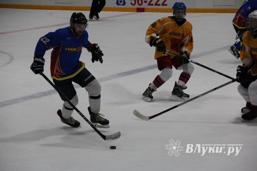 Великолукские хоккейные клубы провели матч в рамках чемпионата города (ФОТО)