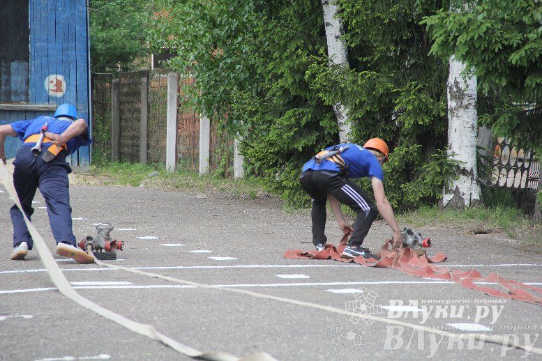 В Великих Луках прошли соревнования среди пожарных