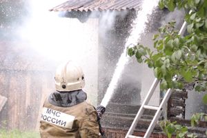 В Великих Луках пожарные тушат барак (ФОТО)