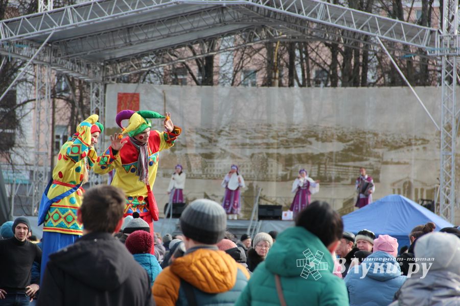 Масленичные гуляния прошли в Великих Луках (ФОТО)