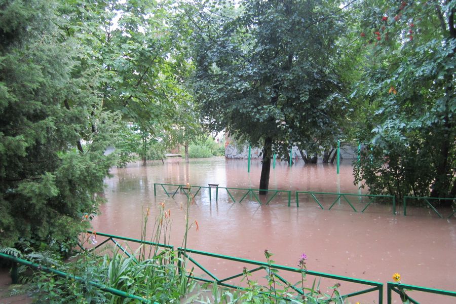 Выявлен самый затопленный двор в Великих Луках (ФОТО)