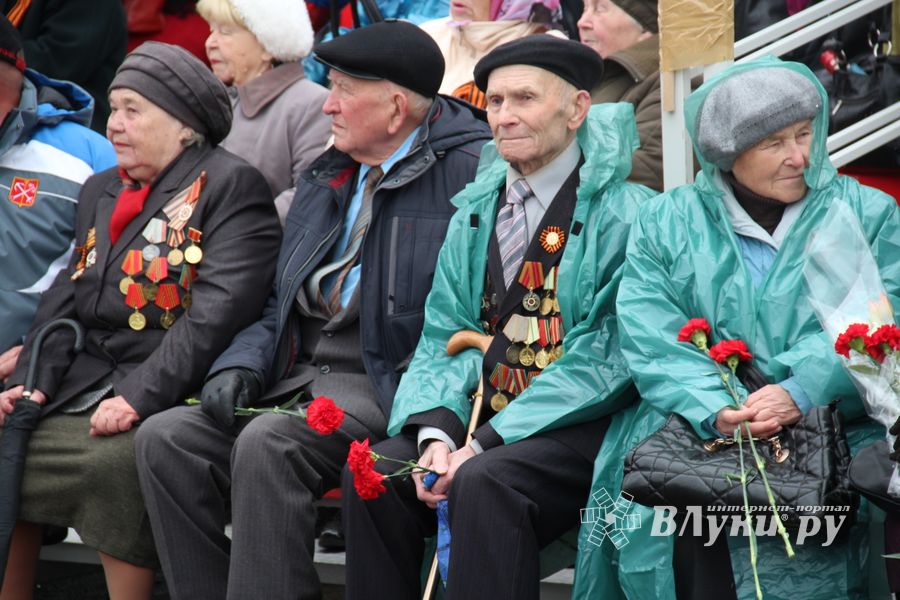 В Великих Луках прошел Парад Победы (ФОТО)