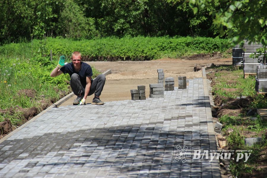 Идёт благоустройство Аллеи памяти 6-й роты в Великих Луках (ФОТО)