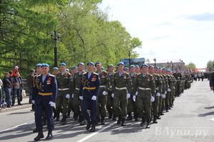 Парад Победы в Великих Луках (фото)