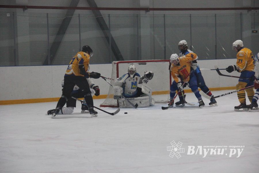 Две великолукские команды хоккеистов одержали победы в домашних матчах (ФОТО)