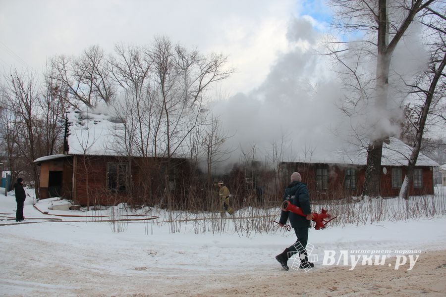 В Великих Луках горел жилой барак (ФОТО)