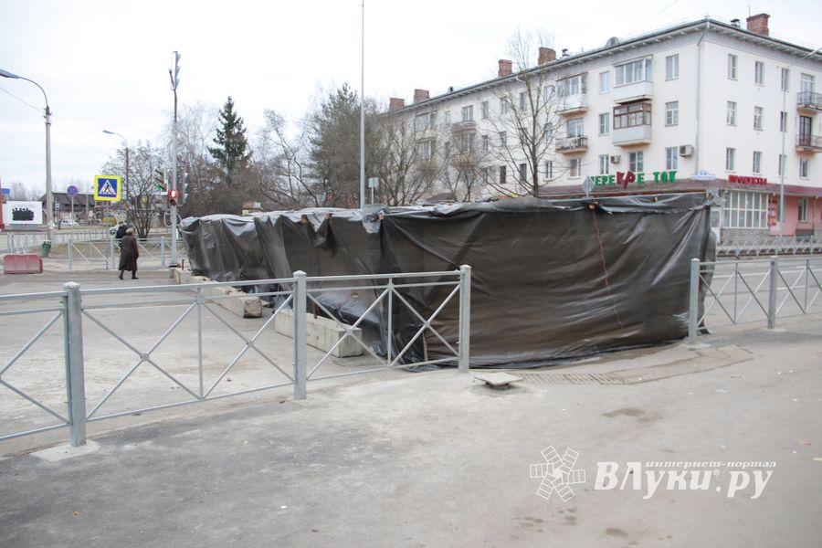 В районе великолукского путепровода появилась «непонятная» палатка (ФОТО)