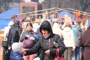 В Великих Луках проходит Весенняя ярмарка