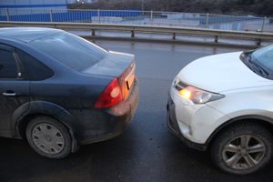 На путепроводе столкнулись три автомобиля (ФОТО)