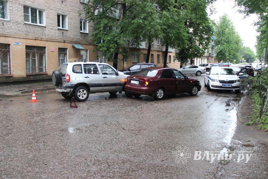 Chevrolet vs Chevrolet: автомобили не поделили улицу в Великих Луках (ФОТО)