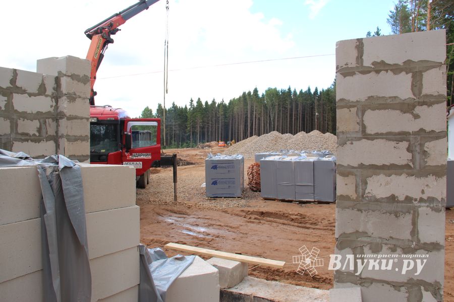 Строительство велоцентра в Великих Луках: склад, спортплощадки, велодорожки и земляника (ФОТО)