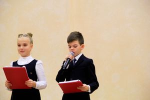 В Великих Луках поздравляют мам (ФОТО)