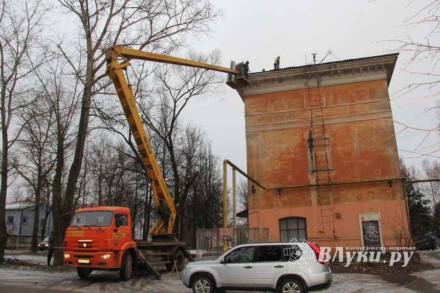 В жилом доме на улице Нелидовской начали ремонт крыши (ФОТО)