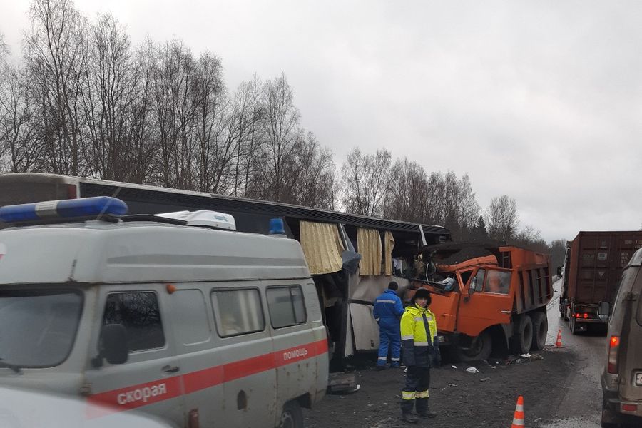 В Псковской области столкнулись «КамАЗ» и пассажирский автобус (ФОТО)