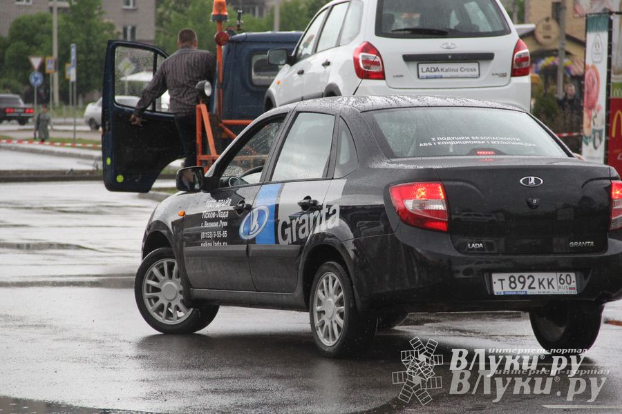 В Великих Луках прошла «Весенняя автоярмарка Великие Луки — 2015» (фото)
