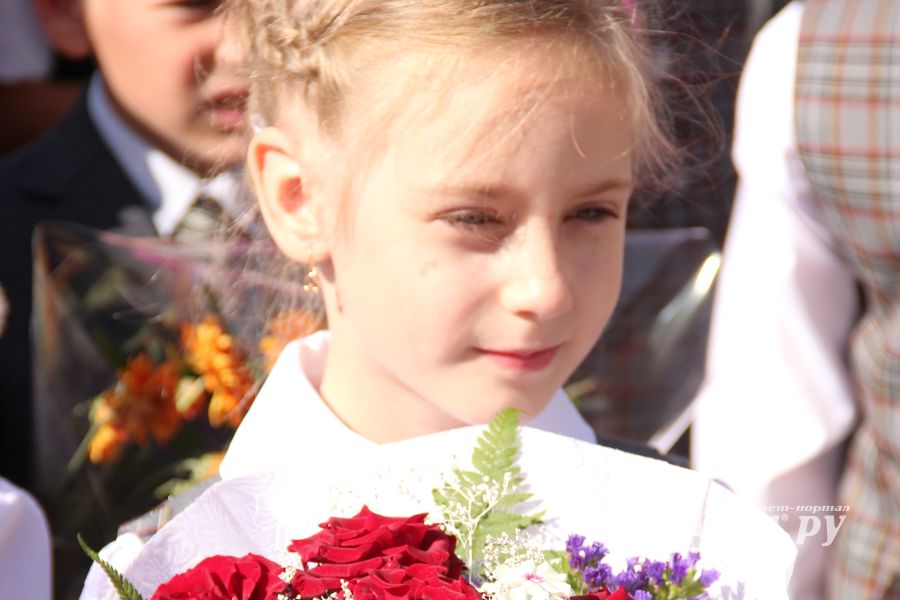 Самую многочисленную школу Великих Лук пополнили 116 первоклассников (ФОТО)