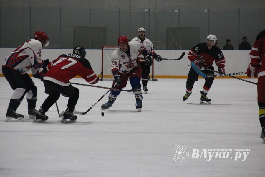 В Великих Луках прошёл первый матч Кубка Псковской области по хоккею (ФОТО)