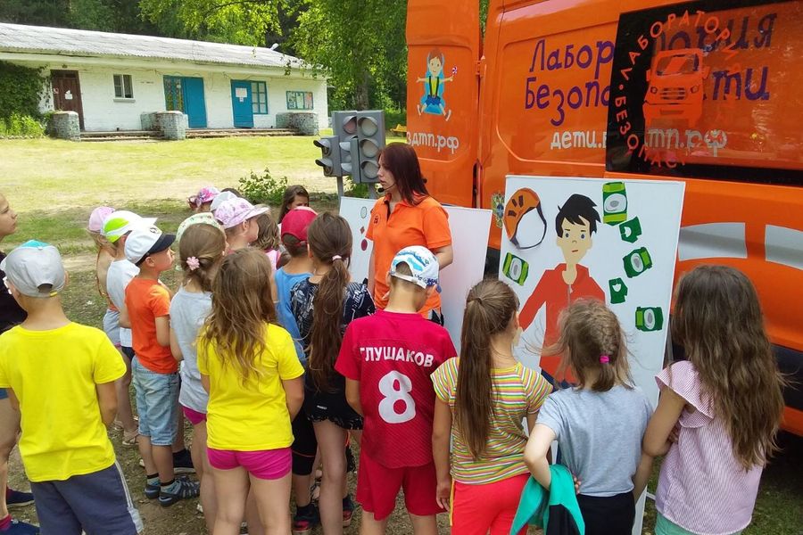 Автоинспекторы Великолукского и Невельского районов встретились с детьми (ФОТО)