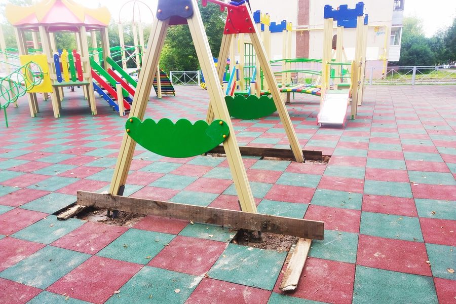 Депутат облсобрания возмутился состоянием детских площадок в Великих Луках (ФОТО)