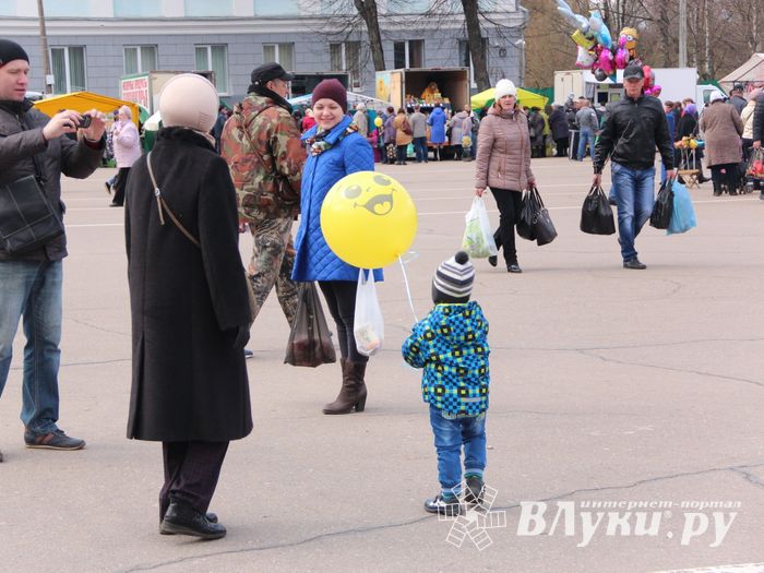В Великих Луках проходит Весенняя ярмарка