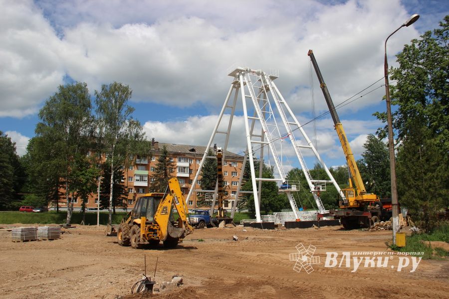 Ноги будущего колеса обозрения обрастают лучами (ФОТО)
