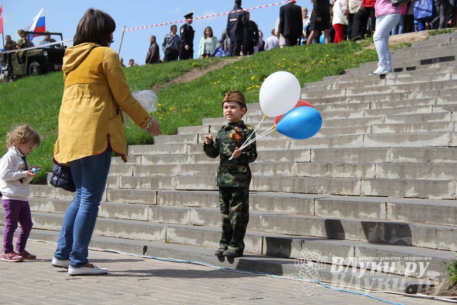 Парад Победы в Великих Луках (фото)