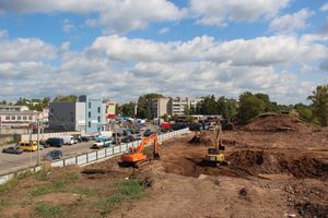  На месте строительства путепровода ведутся работы (фото)