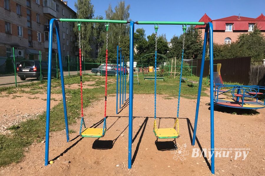 Вторая жизнь качелей в Великих Луках (ФОТО)