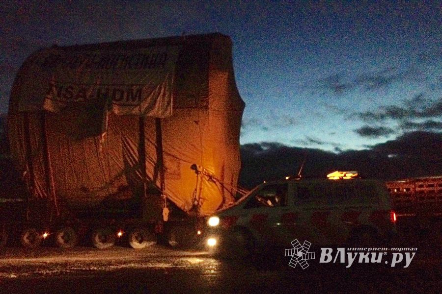 Автопоезд с грузом для Белорусской АЭС прибыл в Великие Луки (ФОТО + ВИДЕО)