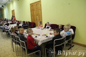 100 будущих первоклассников Великих Лук получили в подарок рюкзаки и школьные принадлежности