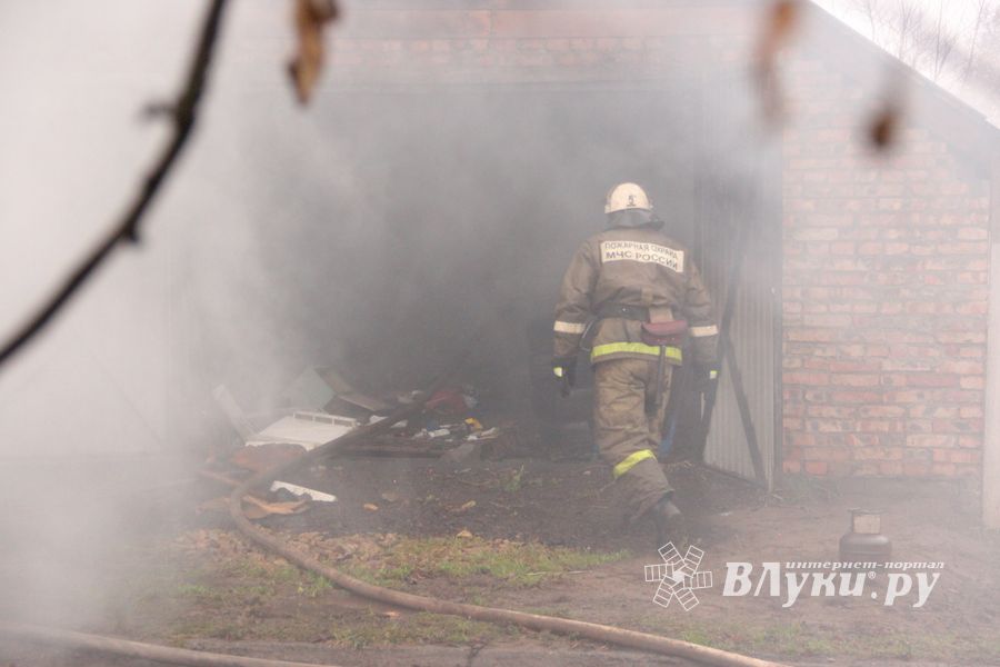 В Великих Луках на ул. Ползунова горит дом (ФОТО)