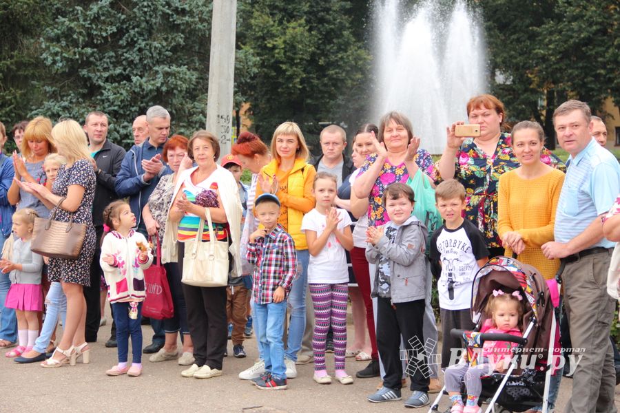 В Великих Луках проходит ​Международный фестиваль-конкурс среди мажореток и барабанщиц (ФОТО)