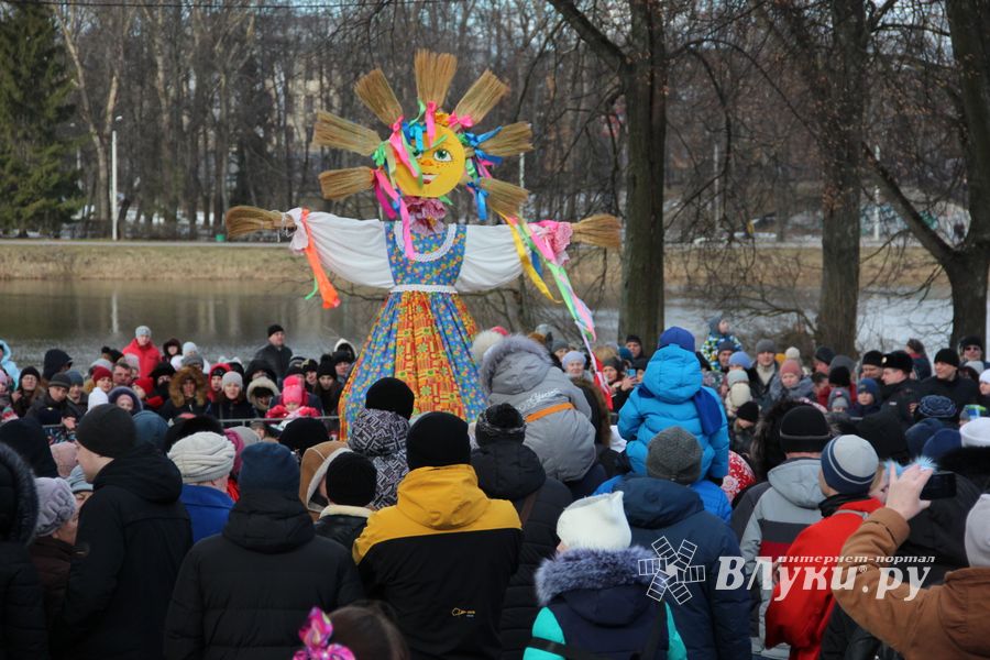 Масленичные гуляния прошли в Великих Луках (ФОТО)