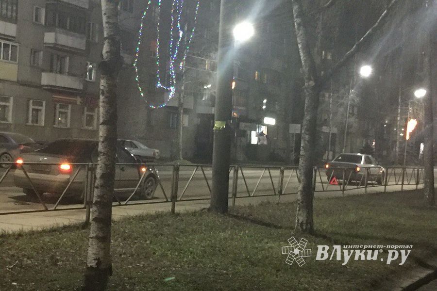 В Великих Луках на проспекте Гагарина произошло два ДТП