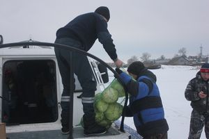 Спасатели доставили продукты на острова Псковского озера (ФОТО)