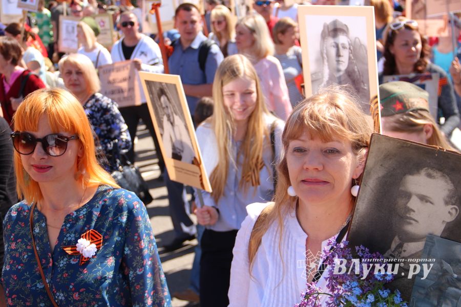 По центральному проспекту Великих Лук прошёл  «Бессмертный полк» (0+) (ФОТО)
