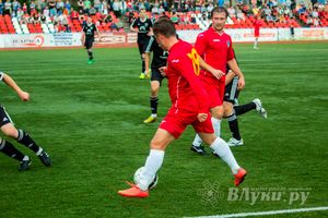 Матчи по футболу в рамках Первенства России проходят в Великих Луках (фото)