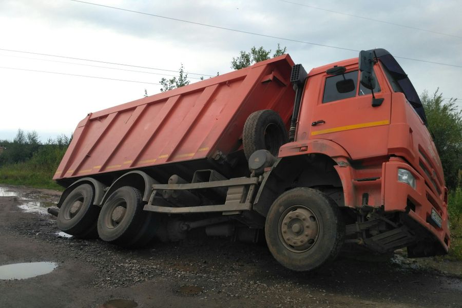 ФОТОФАКТ: В Великих Луках опрокинулся самосвал