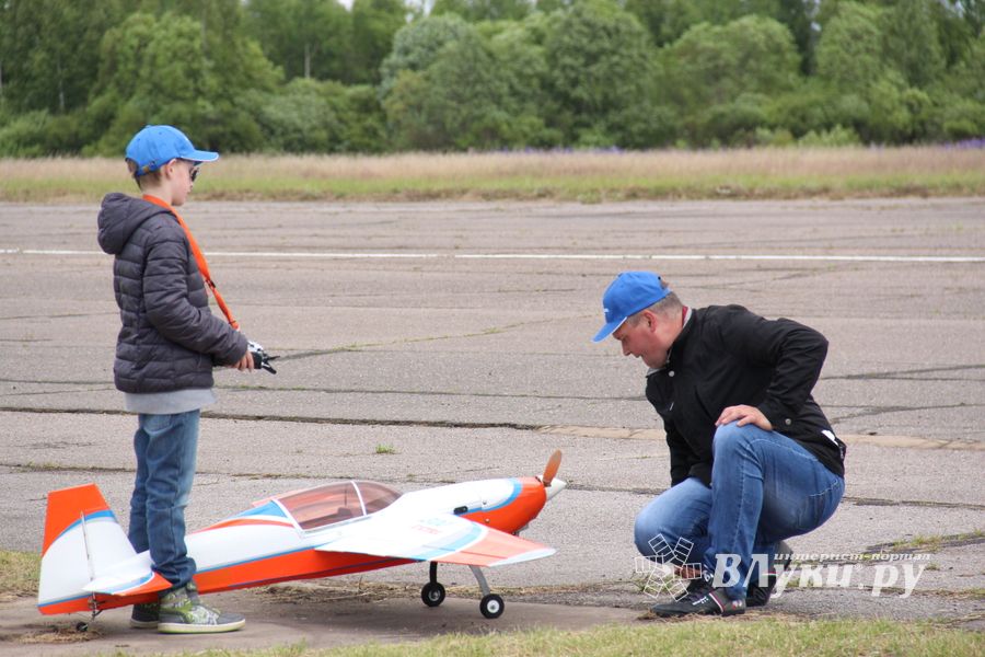 В Великих Луках проходит 7-й Фестиваль авиамодельного спорта (ФОТО)