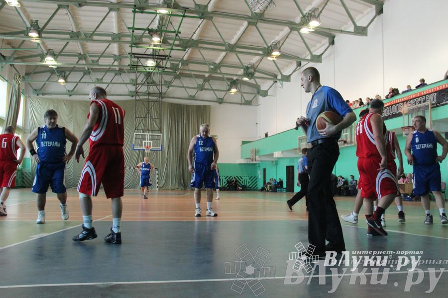 Баскетболисты Великих Лук сыграли со сборной Дмитрова
