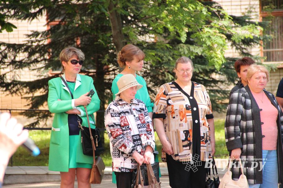 В Великих Луках прозвенели «последние» звонки (ФОТО)